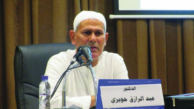 عبدالرزاق حويزي أثناء إلقاء ورقته (مكة)