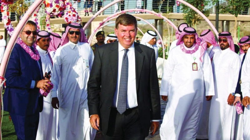 القنصل الأمريكي أثناء الزيارة (واس)