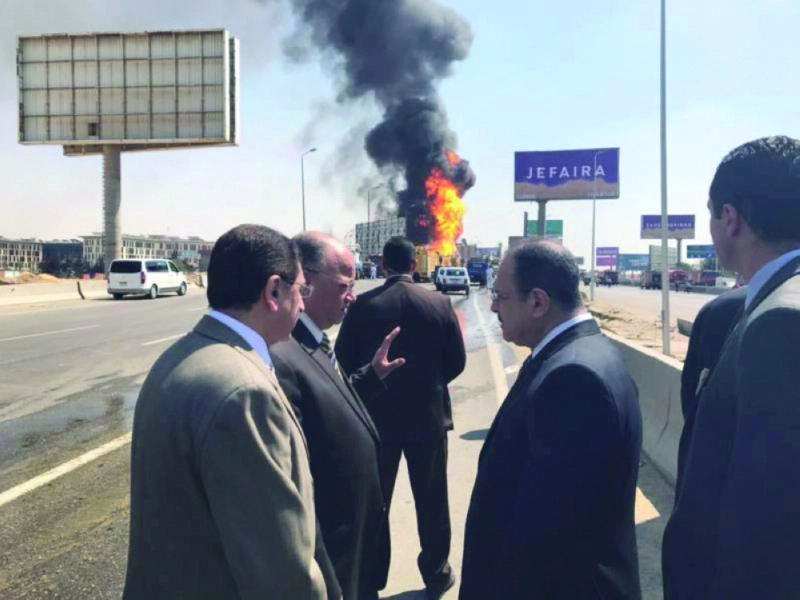 وزير الداخلية مجدي عبدالغفار يتفقد حادث الحريق بالقاهرة أمس (مكة)
