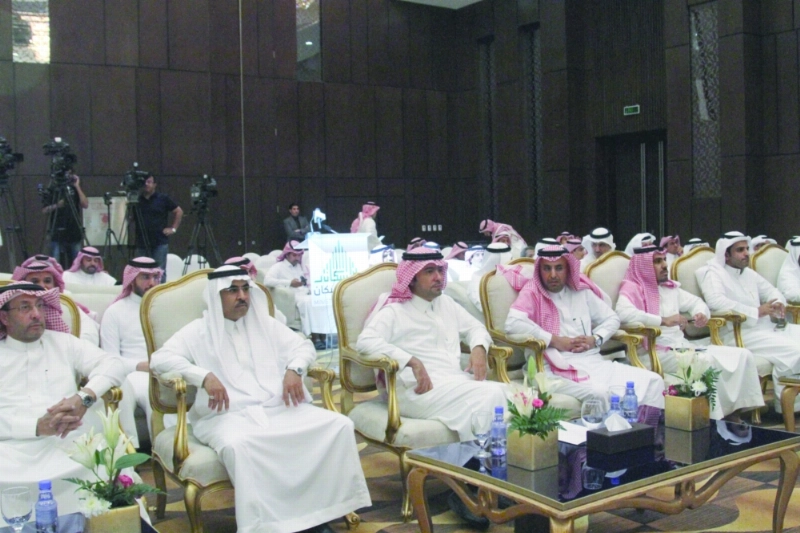 الحقيل يتوسط الحضور (زياد الرزيزاء)