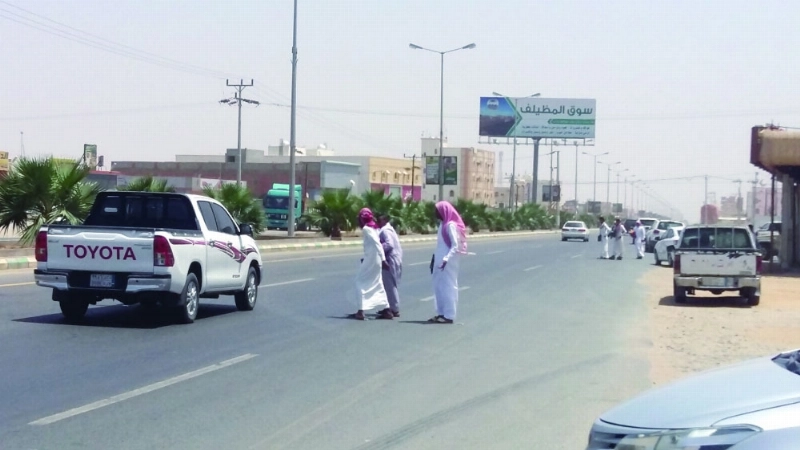 مجموعة من طلاب المدارس يحاولون عبور الشارع الخطر (مكة)