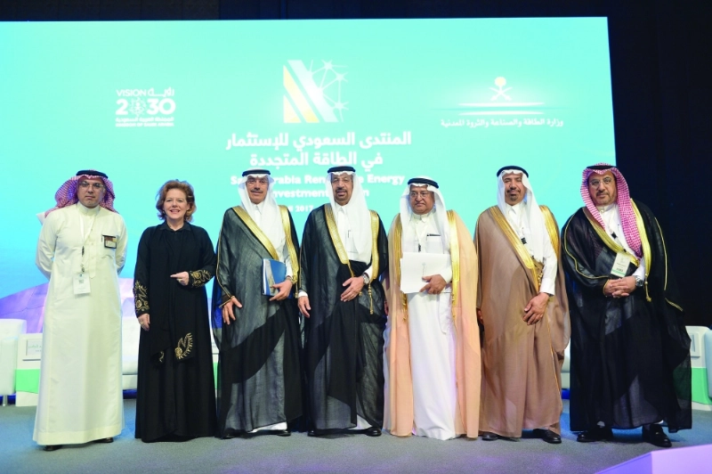 الفالح يتوسط المشاركين في المنتدى (مكة)