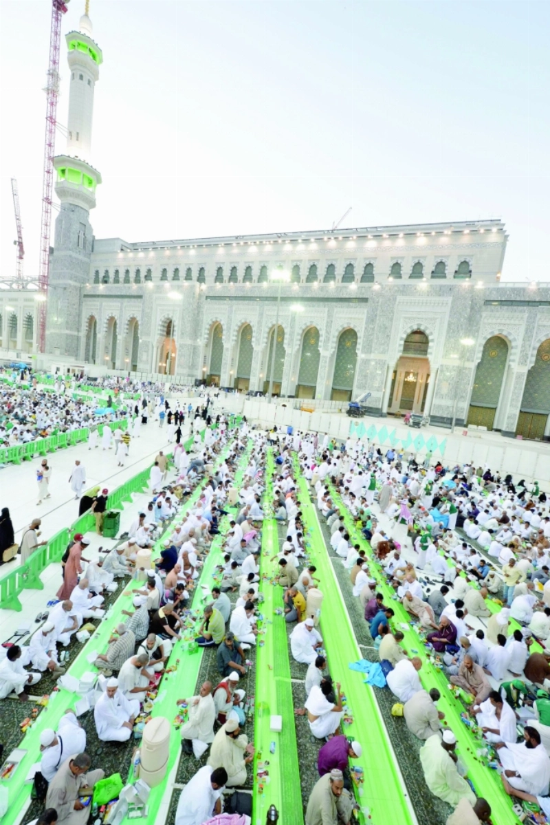 جموع تتناول الإفطار بالحرم المكي في رمضان الماضي (مكة)