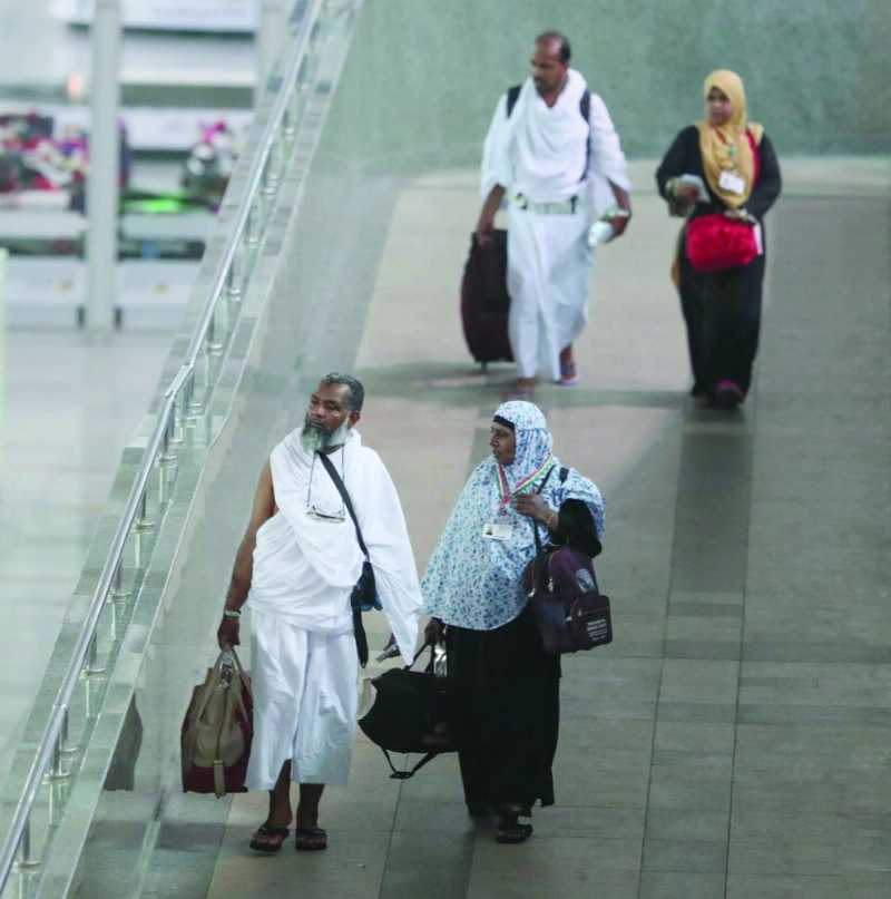 معتمرون خلال وصولهم مطار الملك عبدالعزيز الدولي (واس)