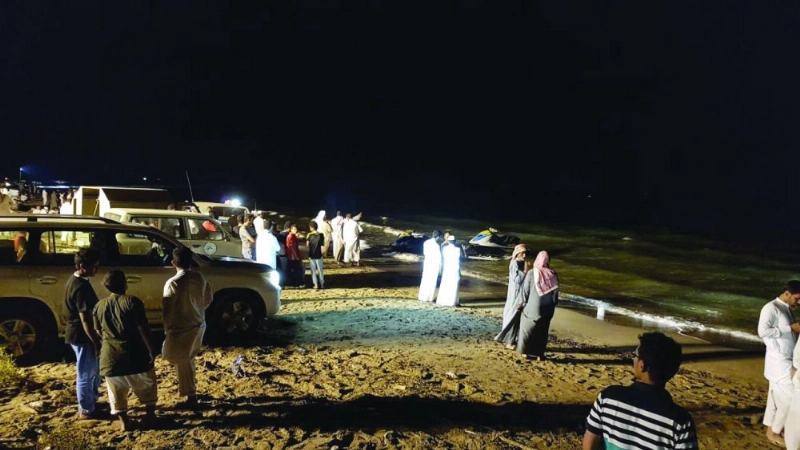 لحظة انتشال جثمان الغريق أمس (مكة)