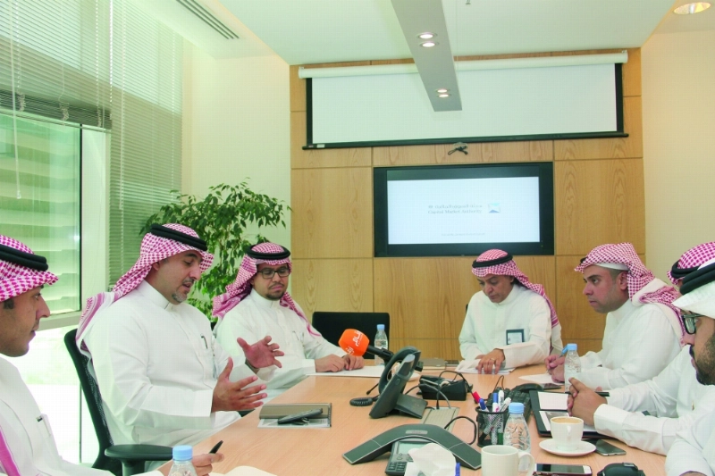 لقاء مسؤولي هيئة السوق المالية في الرياض أمس (مكة)