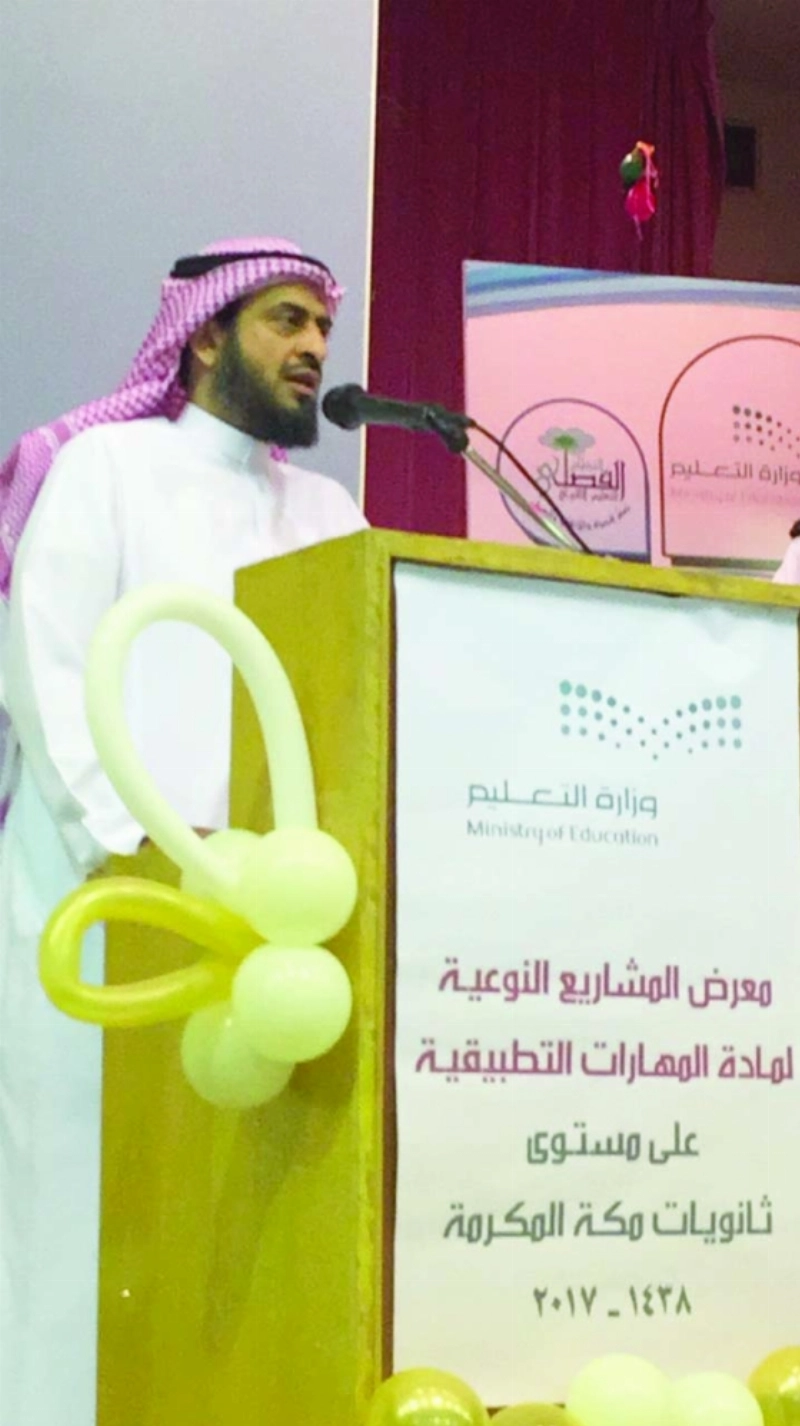 الحارثي يلقي كلمته أثناء المعرض (مكة)