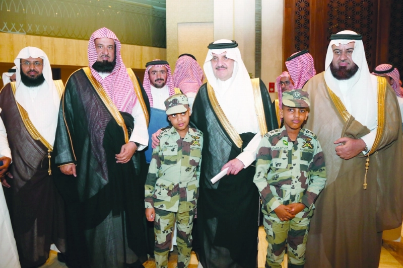 سعود بن نايف مع الطفلين محمد وسعود ابني الشهيد نايف الخبراني (مكة)