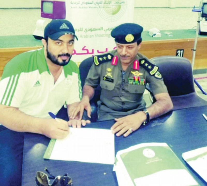 جانب من التوقيع مع أحد اللاعبين (مكة)