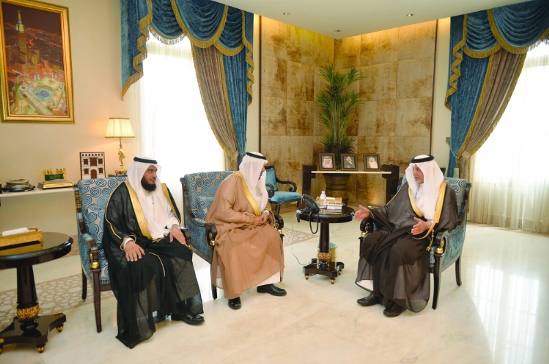 خالد الفيصل خلال استقبال محمد اللحياني (واس)