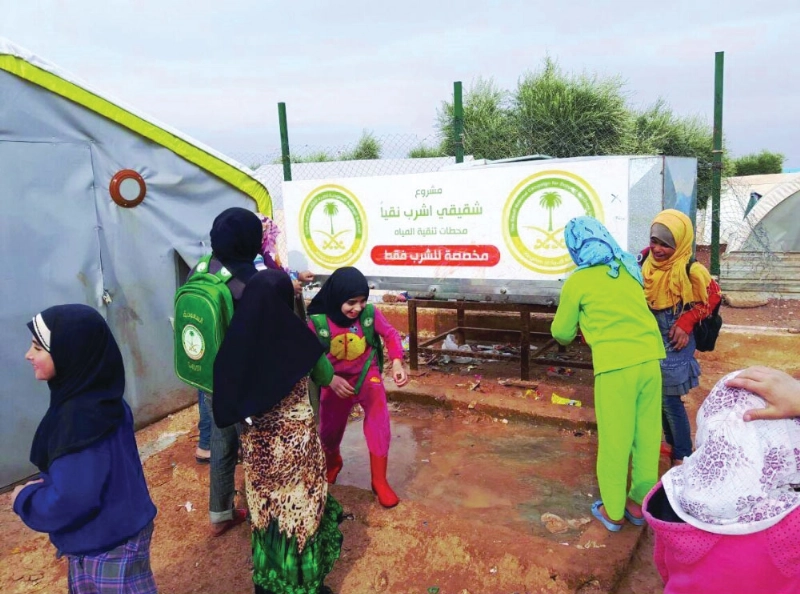 مساعدات سعودية للنازحين السوريين قرب الحدود التركية (واس)