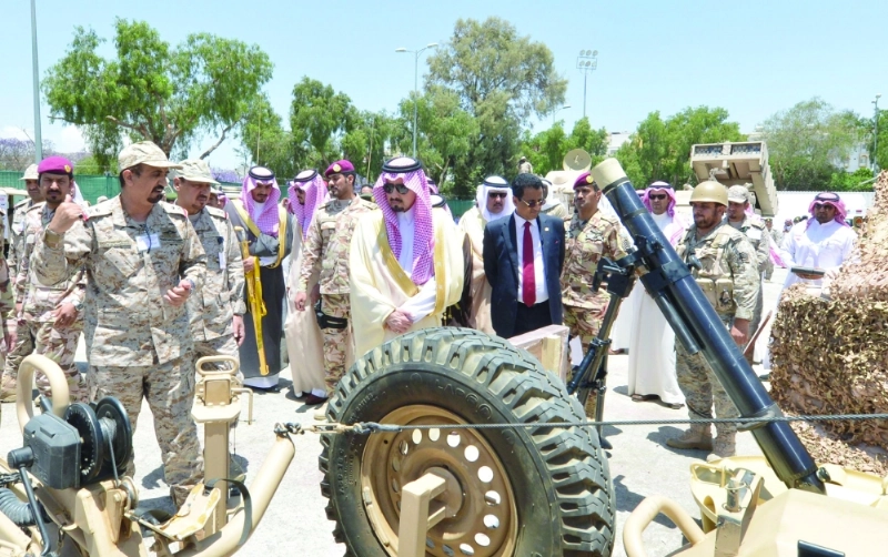 فيصل بن خالد خلال جولته في أجنحة المعرض (واس)
