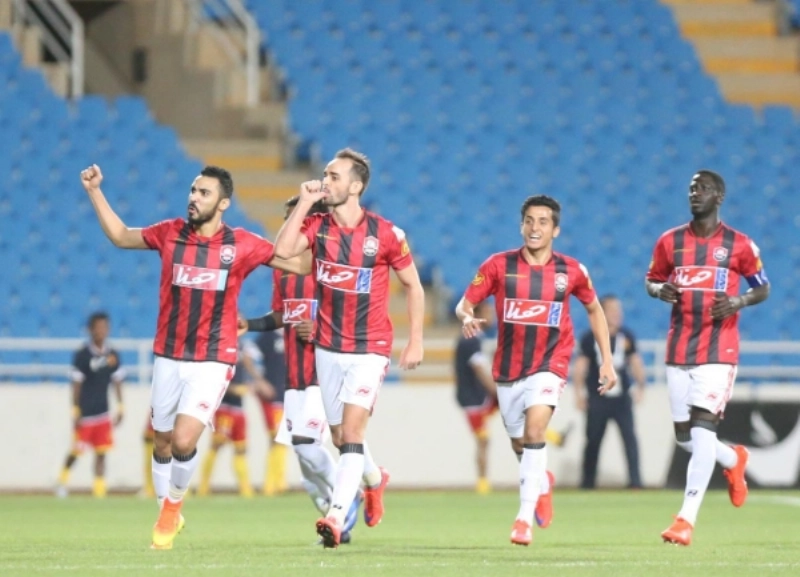 لاعبو الرائد يحتفلون بالفوز على القادسية (إ ب أ)