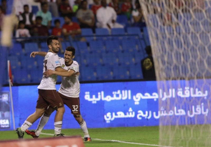 فيلانويفا وعمر المزيعل يحتفلان بالهدف الأول (إ ب أ)