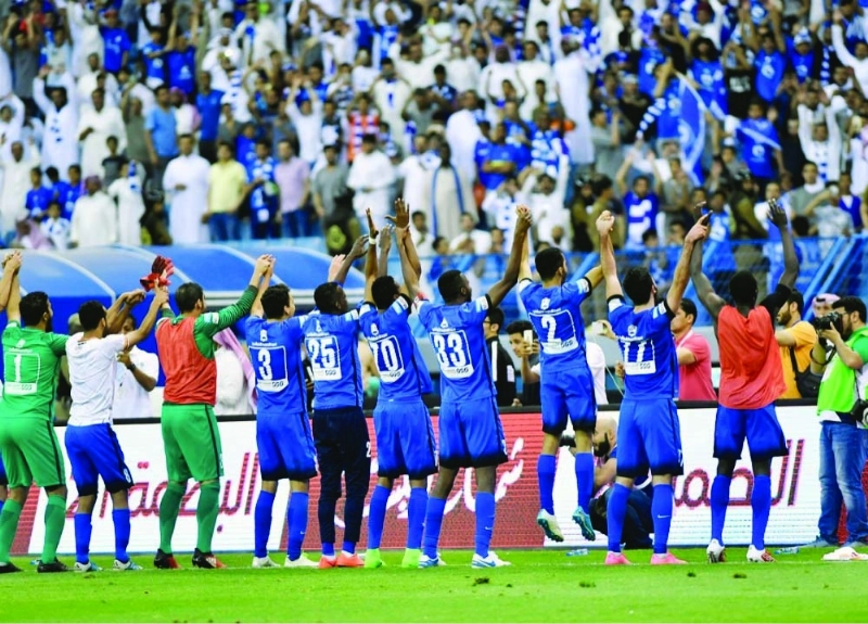 لاعبو الهلال يحتفلون مع الجماهير بلقب الدوري (محمد مشهور)
