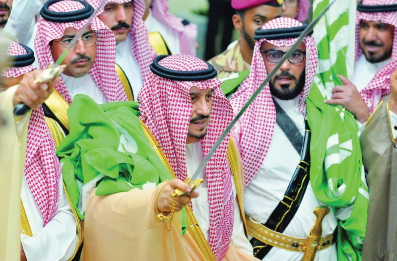 فيصل بن بندر مشاركا أهالي الدلم العرضة (واس)
