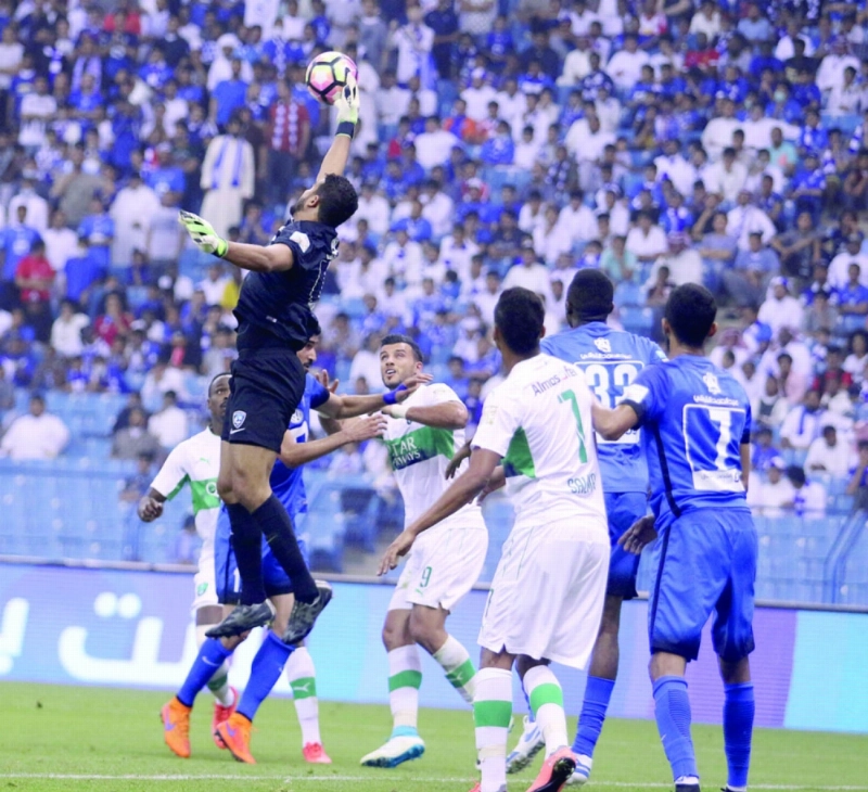 عبدالله المعيوف في مباراة للهلال أمام الأهلي (مكة)