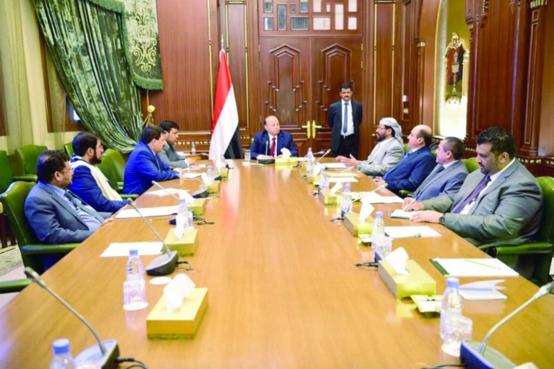 هادي مجتمعا مع عدد من المحافظين بعدن أمس (سبأ نت)