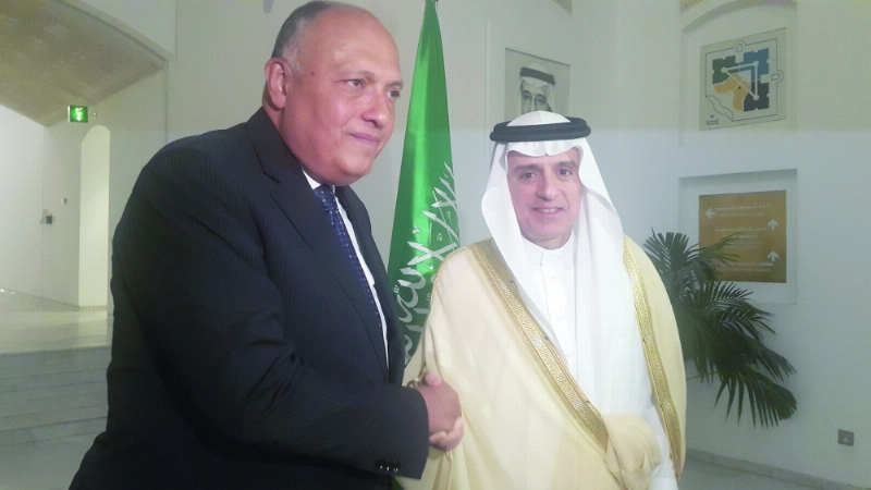 الجبير وشكري يصافحان بعضهما بعد المؤتمر الصحفي (مكة)