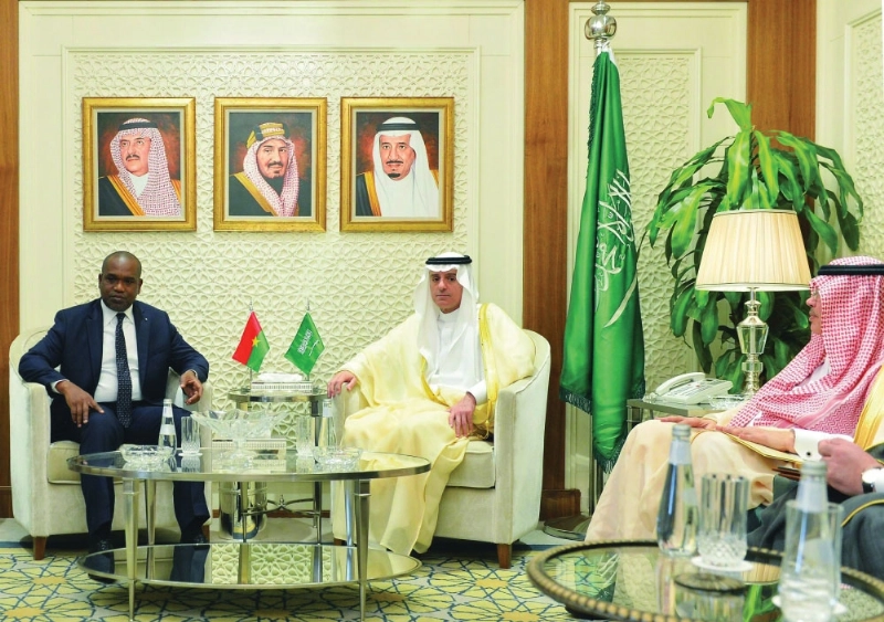 الجبير مستقبلا نظيره البوركيني في الرياض أمس (واس)