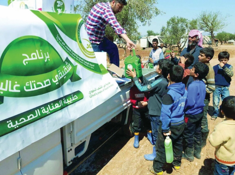 أطفال على حدود تركيا يتسلمون مساعدات سعودية (واس)
