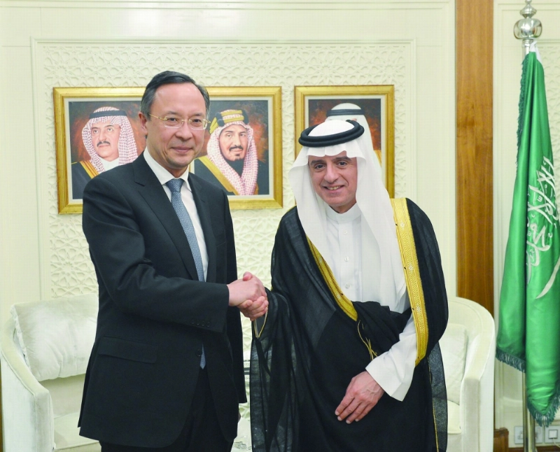 الجبير يصافح وزير خارجية كازاخستان أمس (واس)