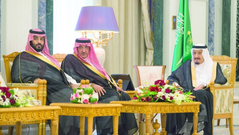 الملك سلمان وولي العهد وولي ولي العهد خلال أداء قسم الأمراء والوزراء (بندر الجلعود)