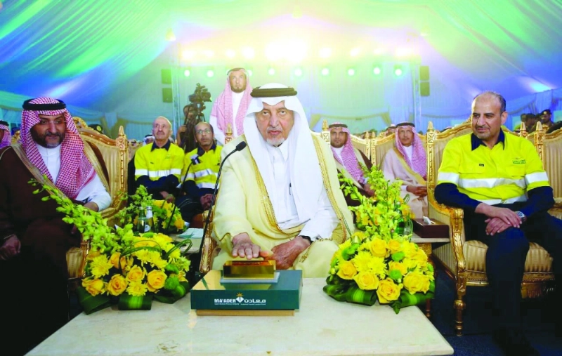 خالد الفيصل مدشنا المنجم والمصنع (واس)
