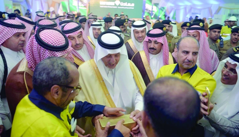 ويعاين سبيكة الذهب المصبوبة من منجم الدويحي