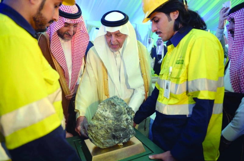 خالد الفيصل يعاين أحد الأحجار الكريمة من منجم الدويحي (مكة)