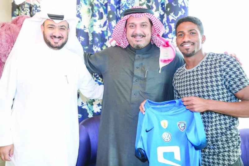 رئيس الهلال يتوسط عوض خميس وغرم العمري (إعلامي الهلال)