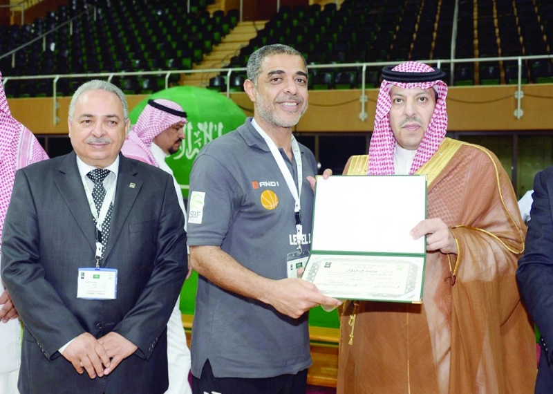 محمد بن متعب يكرم أحد المشاركين (مكة)