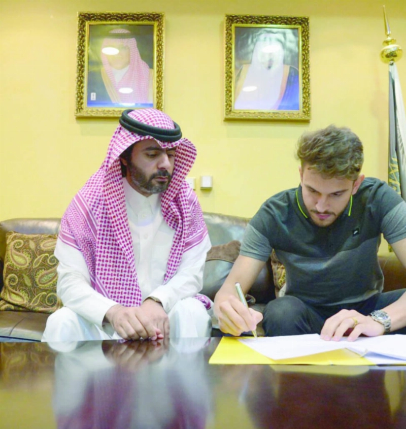 برونو أوفيني عند توقيعه للنصر (إعلامي النصر)