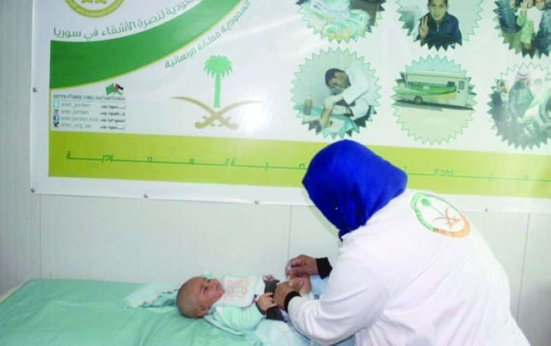 طفل يتلقى رعاية صحية داخل العيادات السعودية (واس)