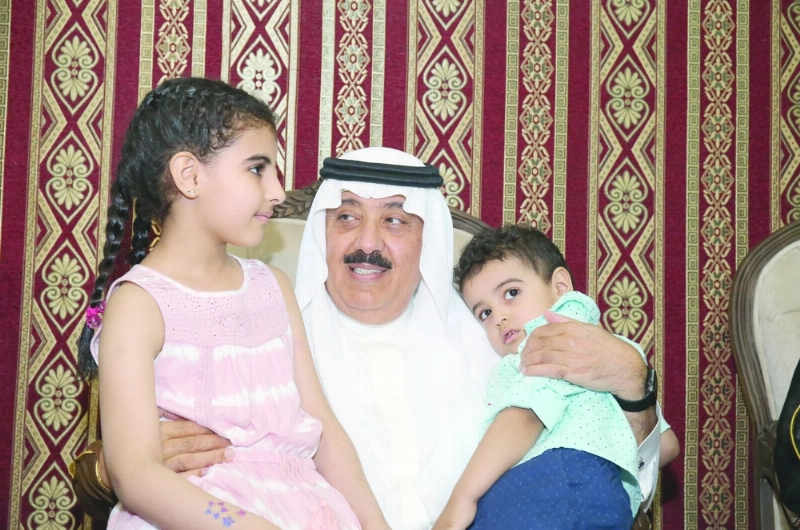 متعب بن عبدالله أثناء زيارته لأسرة الشهيد الهويريني (واس)