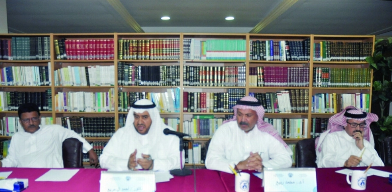المشاركون في الحلقة النقدية (مكة)