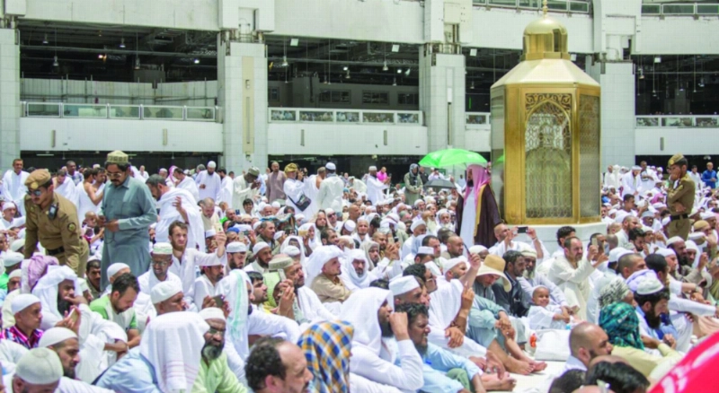 مصلون يستمعون لخطبة الجمعة في الحرم المكي أمس (واس)