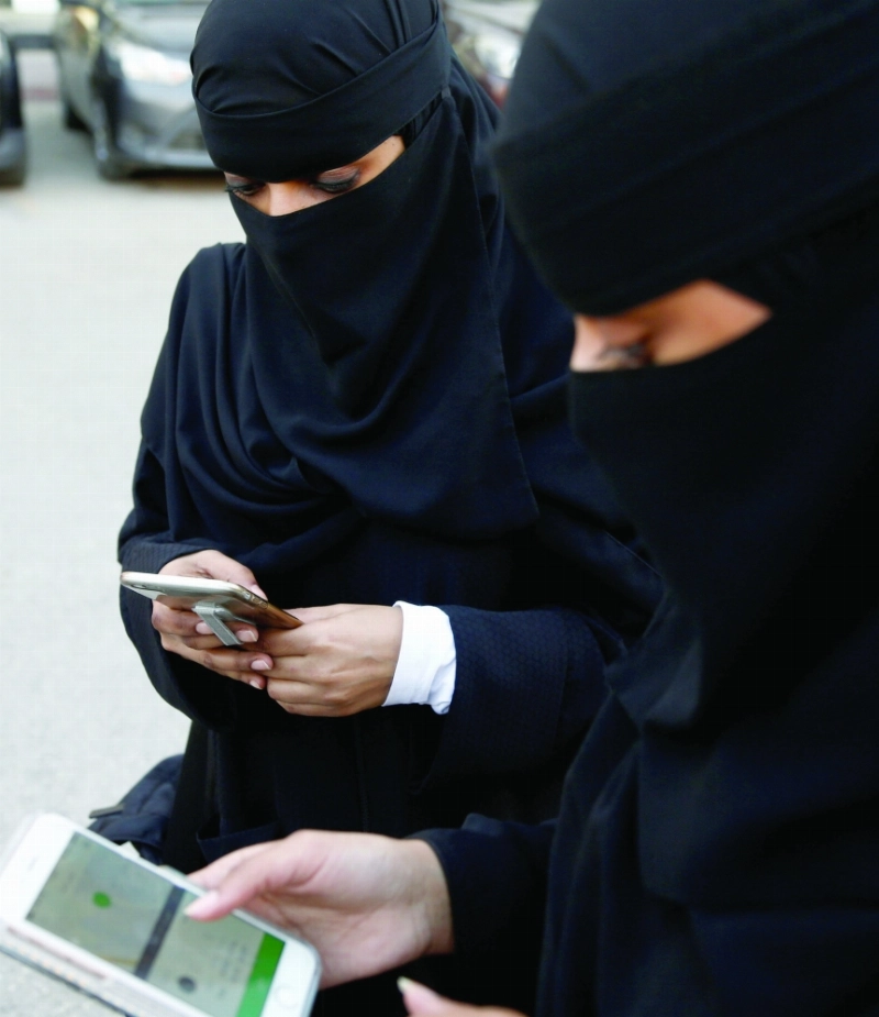 سيدات يستخدمن جوالاتهن في الرياض (مكة)