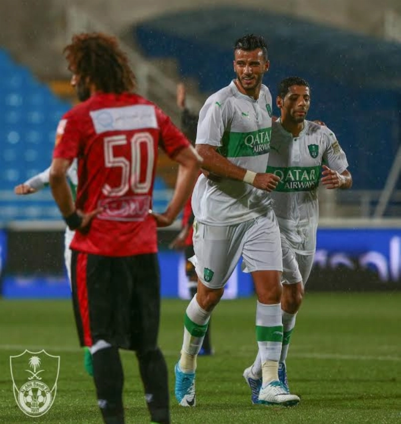 عمر السومة يحتفل مع تيسير الجاسم بالهدف الأول (إعلامي الأهلي)