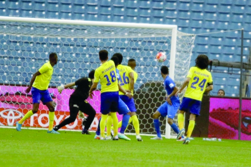 لقاء سابق بين الهلال والنصر وتبدو المدرجات خلف المرمى شبه فارغة (مكة)