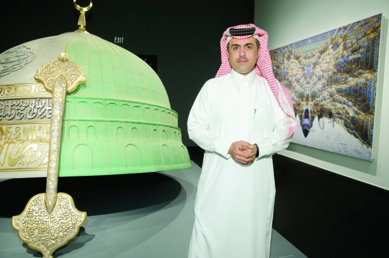عبدالناصر غارم أمام أحد أعماله (مكة)