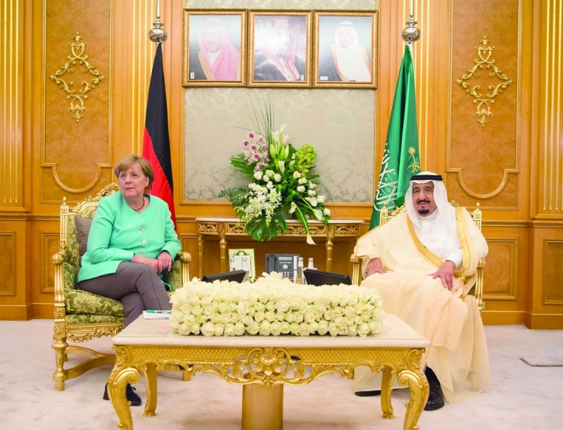 الملك سلمان خلال مباحثاته مع ميركل في جدة أمس (واس)