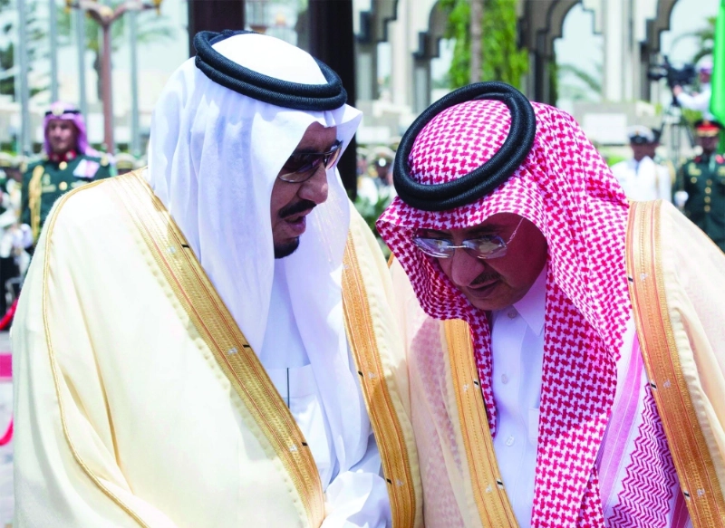 الملك سلمان في حديث مع الأمير محمد بن نايف