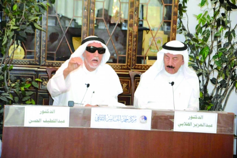 عبداللطيف الحسن متحدثا أثناء المحاضرة (مكة)