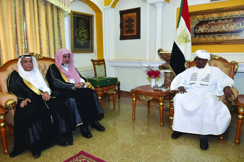 البشير مستقبلا صالح آل الشيخ في الخرطوم (واس)