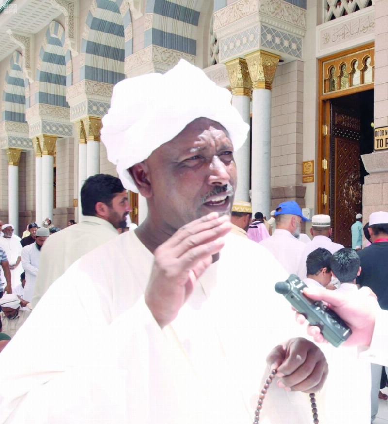 زائر يثني على الخدمات بالمسجد النبوي (واس)