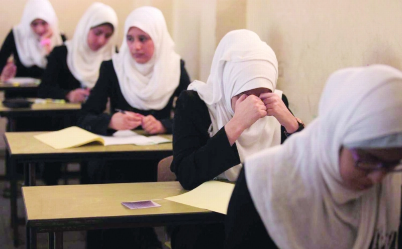 طالبات ثانوية خلال الاختبارات في إحدى مدارس فلسطين (مكة)