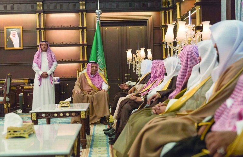 حسام بن سعود لدى استقباله رئيس محكمة الاستئناف والقضاة بالمنطقة (واس)