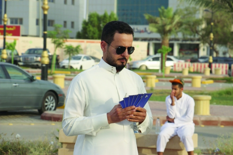 أحد المشجعين يراجع عدد التذاكر التي حصل عليها (مكة)