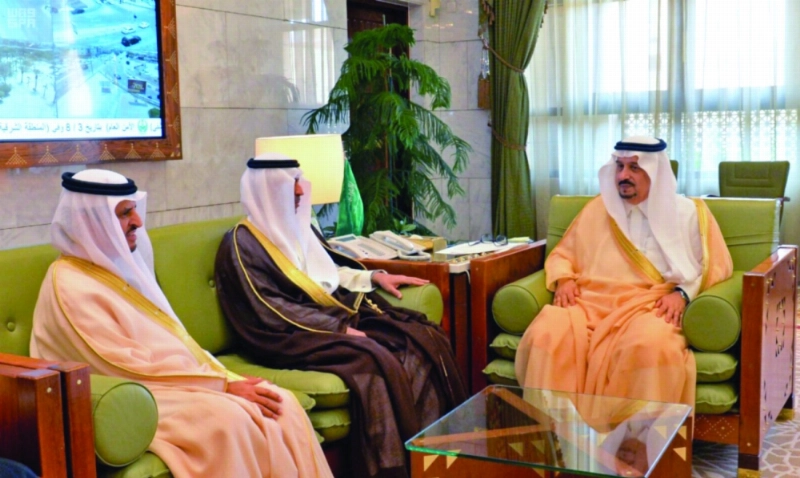 فيصل بن بندر مستقبلا الداود ووكلاء إمارات المناطق (واس)